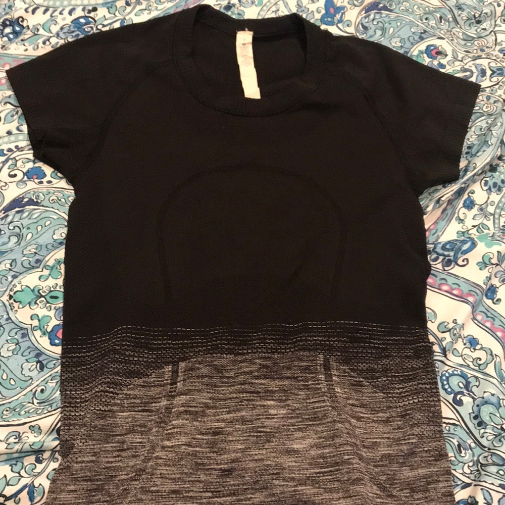 LULULEMON BLACK/GREAY SHORT SLEEVE - size 2